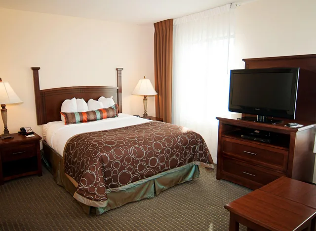 استوديو بسرير كوين، Staybridge Suites Wichita 1/3