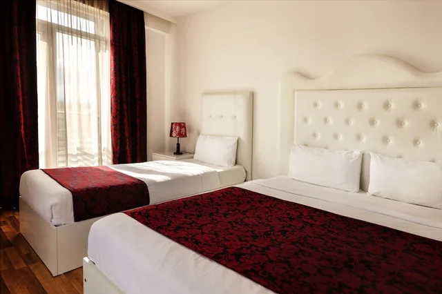غرفة كومفورت ثلاثية بثلاثة أسرّة بإطلالة على المدينة، Grand Palace Tbilisi 1/5