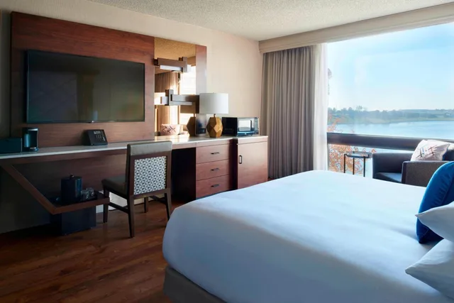 غرفة بسرير كوين بحوض استحمام لذوي الإعاقة، Kansas City Airport Marriott 2/7