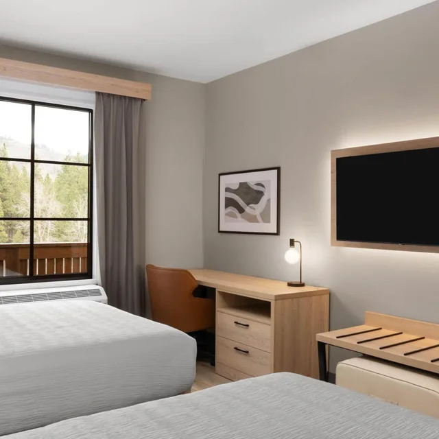 غرفة بسرير كينج وسرير كوين لذوي الإعاقة، La Quinta Inn and Suites by Wyndham Leavenworth 1/5