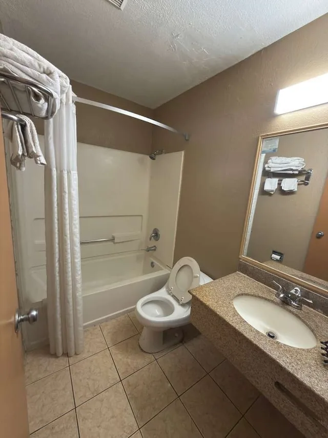 غرفة بسرير كوين لذوي الإعاقة، Super 8 By Wyndham Topeka/Wanamaker Rd/I-70 7/9
