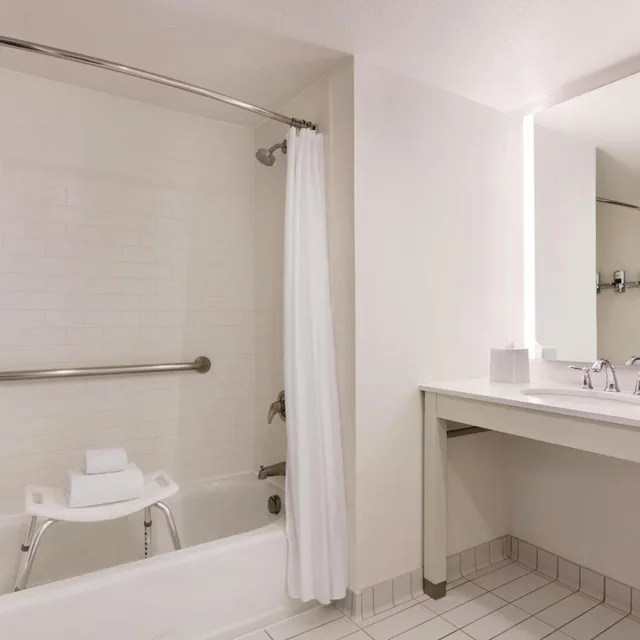 جناح ركني بسرير كينج مع أريكة، Four Points by Sheraton Sacramento International Airport 3/4