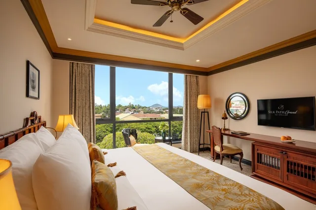 غرفة بريميوم بسرير كينج بإطلالة على النهر، Silk Path Grand Hue Hotel 2/7