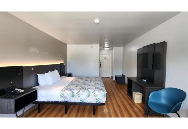 غرفة بسرير كينج للمدخنين، Motel6 Ennis, TX 1/7