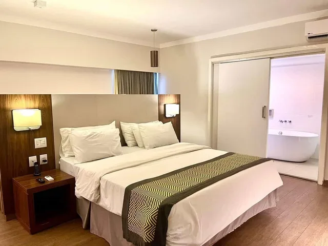Suite, Oasis Plaza 2/9