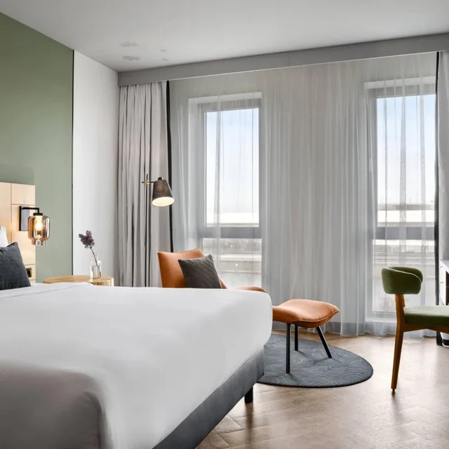 جناح ركني بسرير كينج بغرفة نوم واحدة بحوض جاكوزي، RENAISSANCE AMSTERDAM SCHIPHOL AIRPORT HOTEL 2/7