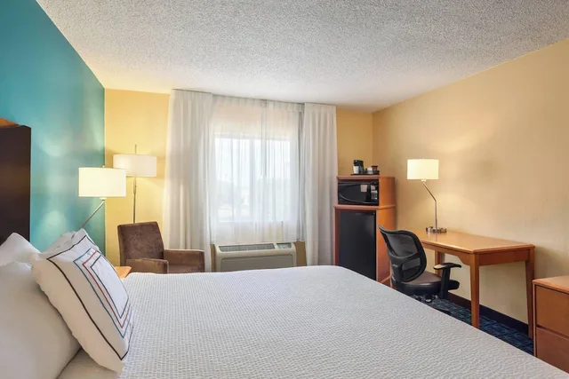 غرفة بسرير كينج لذوي الإعاقة، SureStay by Best Western Norman 1/3