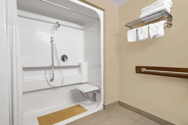 غرفة قياسية بسرير كينج لذوي الإعاقة، Ramada By Wyndham Hendersonville 5/5