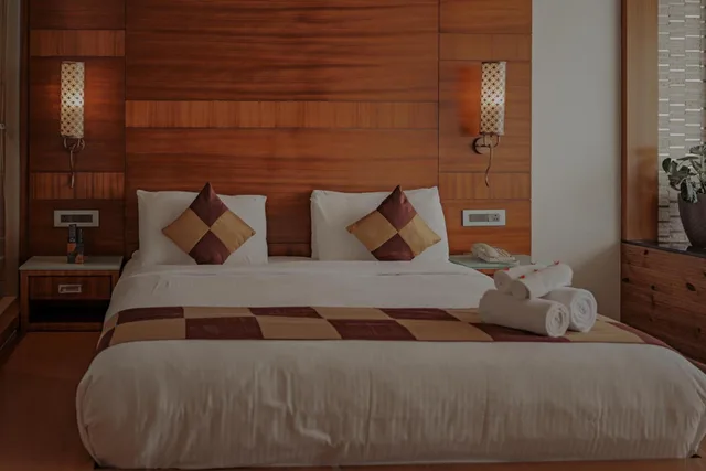 جناح شهر العسل بجاكوزي، Amber Dale Luxury Hotel and Spa, Munnar (ex PLUM JUDY - THE LEISURE HOTEL) 1/10