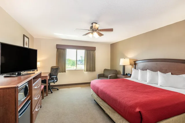 Room, King Bed, Americinn By Wyndham Marshall 2/9