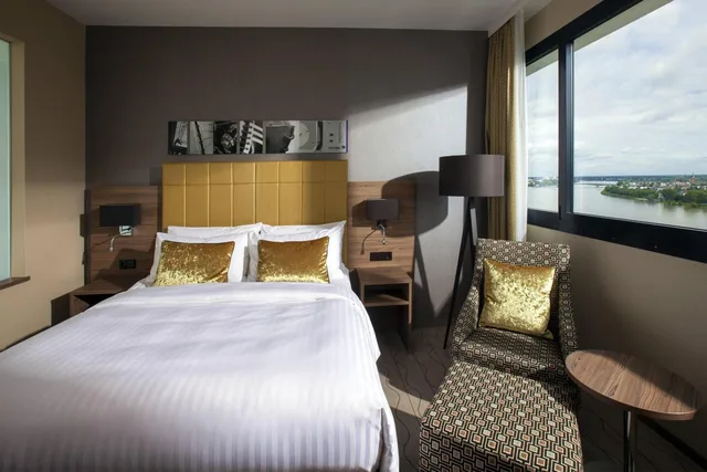 Guest Room, Executive, King Bed, Partial River View, Executive Lounge Access، BONN MARRIOTT HOTEL 6/10