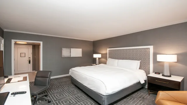 غرفة سوبيريور بسرير كينج، InterContinental Kansas City at the Plaza 1/2