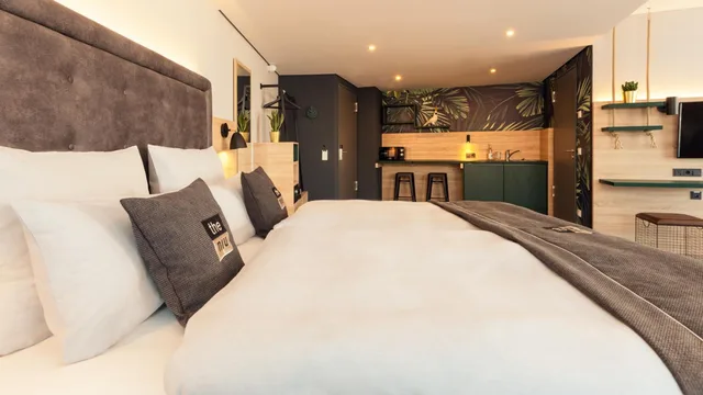 غرفة بريميوم بسرير كوين مع أريكة، Holiday Inn - the niu, Crusoe Bremen Airport 2/6