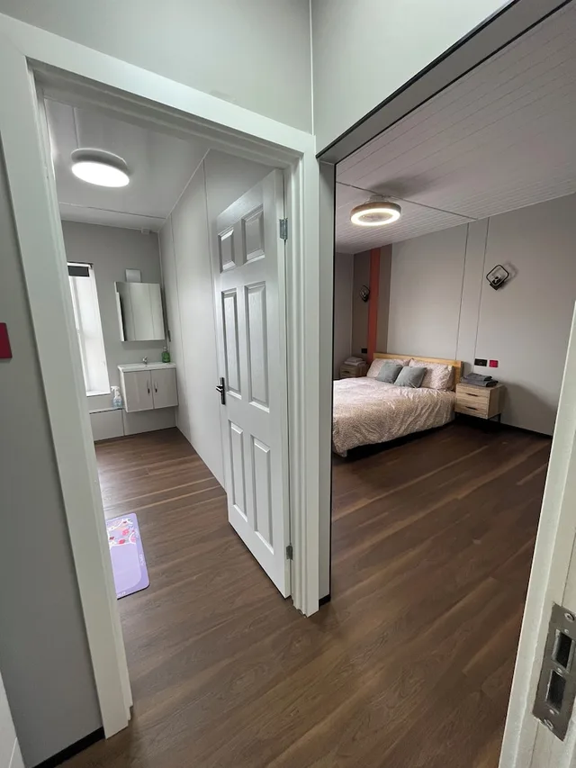 3 Rooms, Family, 1 Double and 1 Single Bed، OYO Welsh Holiday Accommodation - Modern Stay 6/8