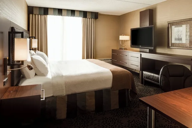 Suite, King Bed, Living and Dining Areas، Holiday Inn Hotel And Suites Des Moines Northwest 2/3
