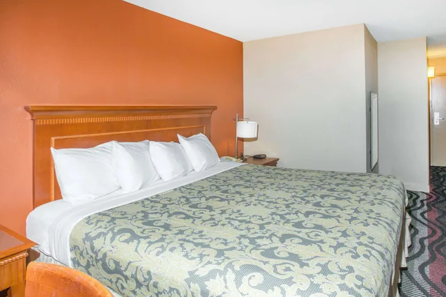 غرفة قياسية بسرير كينج للمدخنين، Super 8 by Wyndham Myrtle Beach/Market Common Area 3/9