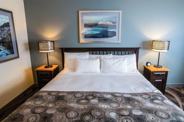 غرفة قياسية بسرير كينج مع أريكة يُسمح فيها بالحيوانات الأليفة، Prestige Hudson Bay Lodge & Conference Centre, WorldHotels 3/4