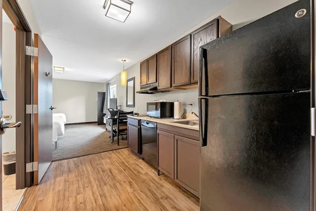 Efficiency, 2 Queen Beds, Pet Friendly, Suburban Studios Washington, PA 4/4