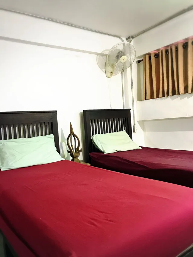 غرفة قياسية بسريرين منفصلين بحمام خاص، Retro Lanna Hostel Chiangmai 1/4