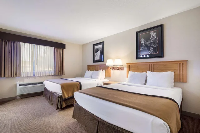 جناح بسريرين كوين مع أريكة بمنطقة جلوس بمطبخ صغير، Best Western Golden Spike Inn & Suites 1/2