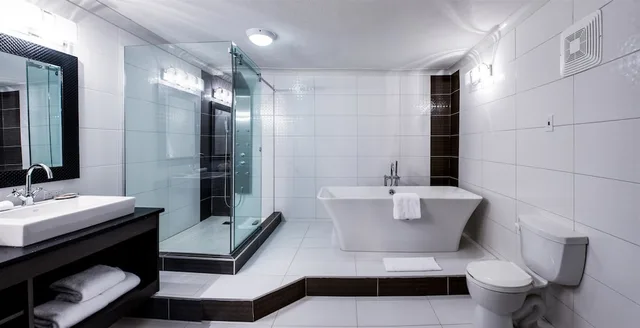جناح بسرير كينج مع أريكة بمنطقة جلوس بحوض جاكوزي، Village Park Inn Calgary 6/10