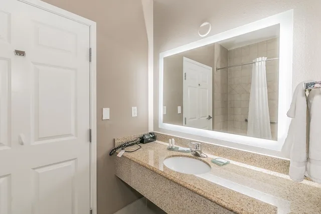 جناح ديلوكس بسرير كينج، La Quinta Inn and Suites by Wyndham Granbury 4/5