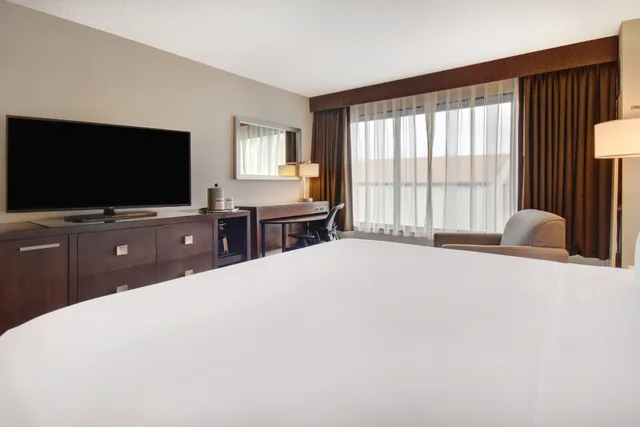 Room, King Bed, Accessible, Crowne Plaza Auburn Hills 9/10