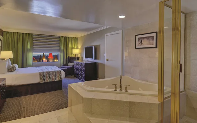 Renovated, Resort, Luxury, Suite, King Bed، Excalibur Hotel and Casino 9/9
