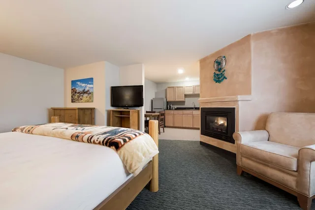 غرفة قياسية بسرير كينج بمطبخ، Best Western Plus Kentwood Lodge 2/9