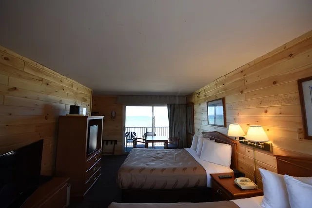 Island, Deluxe, 2 Queen Beds, Lake or Beach View, Balcony، Quality Inn & Suites Mackinaw City Beachfront 8/10
