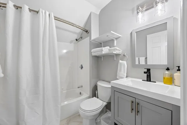 Deluxe, Apartment, 1 Single and 2 Queen Beds، The Bell Inn & Tavern 5/8