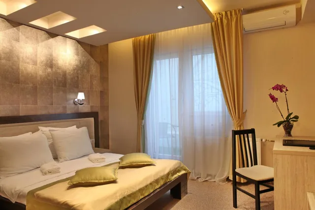 غرفة بسرير كينج بشرفة، Garni Hotel Vozarev 2/8