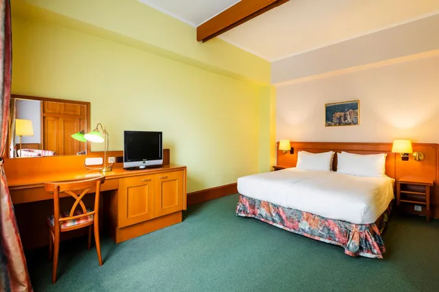 غرفة قياسية ثلاثية، Grand Hotel International 2/9