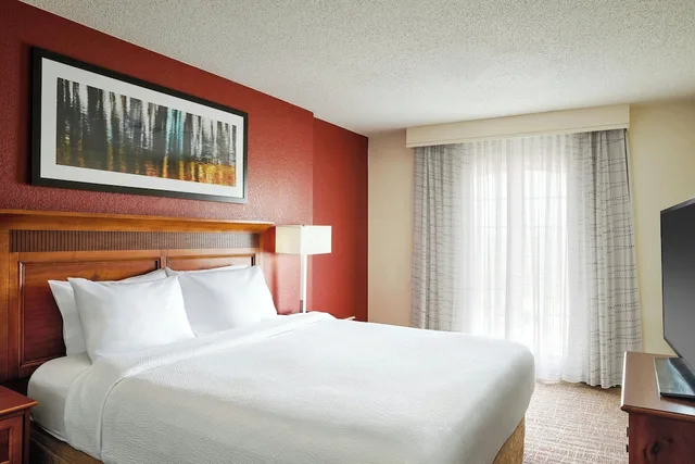 غرفة بسريرين كوين بغرفة نوم واحدة مع أريكة لذوي الإعاقة، Residence Inn Marriott Joplin 1/4