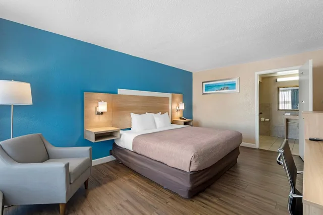 Room, King Bed, Pool Side، Quality Inn & Suites Conference Center 5/9