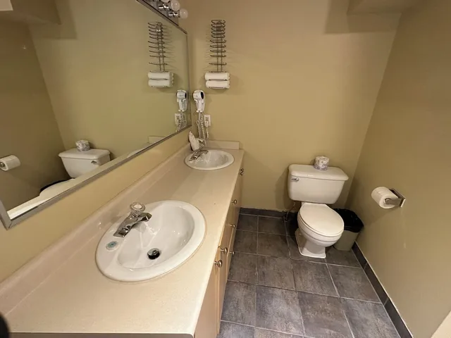 جناح عائلي بسريرين كوين مع أريكة بمطبخ، Canadian Inn 3/3