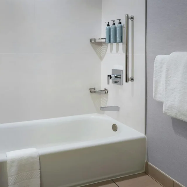 غرفة بسرير كينج مع أريكة بحوض استحمام لذوي الإعاقة، Courtyard by Marriott Paramus 7/7