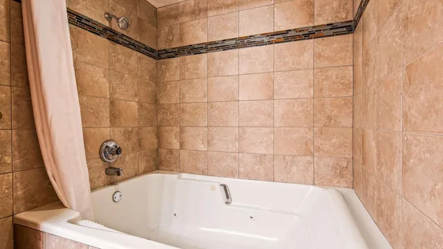 جناح بسرير كينج مع أريكة بجاكوزي، Best Western Music Capital Inn 5/6