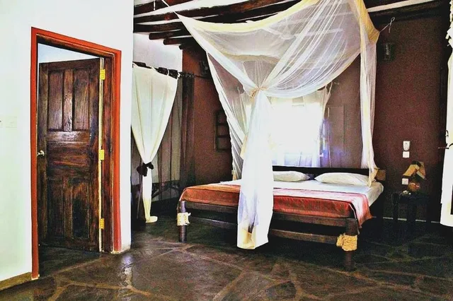 غرفة قياسية بسرير كوين بإطلالة على المسبح بشرفة، Echo Villas Watamu 2/4