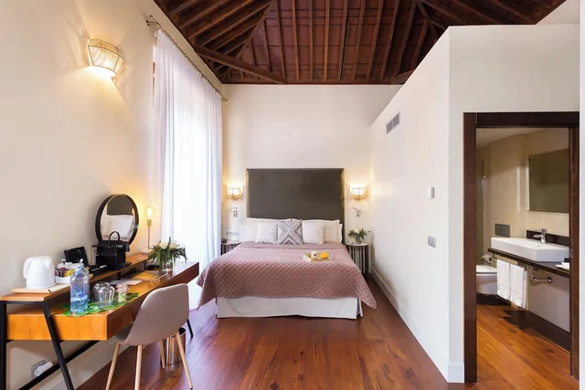 Noble, Twin Beds, LA LAGUNA GRAN HOTEL 3/4