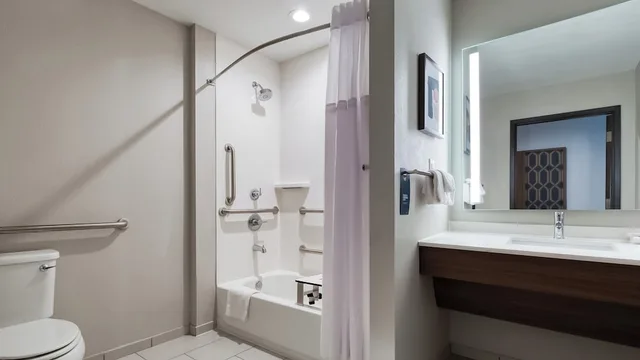 غرفة قياسية بسريرين كوين بحوض استحمام لذوي الإعاقة، Holiday Inn Nashville Airport, an IHG Hotel 4/5
