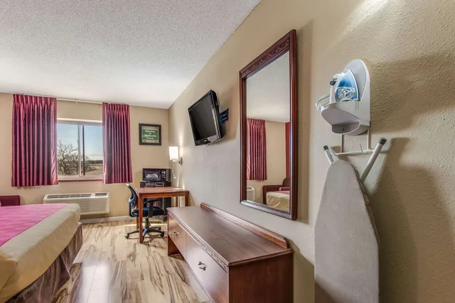 غرفة بسرير كينج لذوي الإعاقة، Econo Lodge Shelbyville KY 2/3