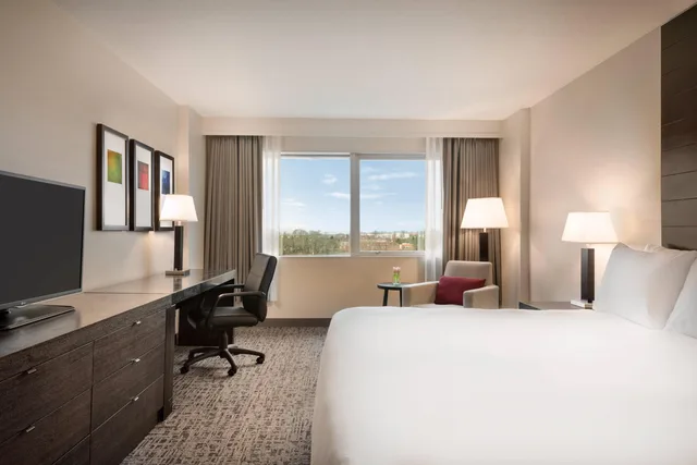 غرفة بسرير كينج لذوي الإعاقة، Radisson Hotel Vancouver Airport 1/3
