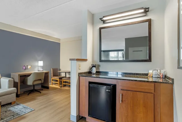 غرفة بسرير مزدوج في طابق مرتفع، Sonesta Select Houston IAH Greenspoint 6/7