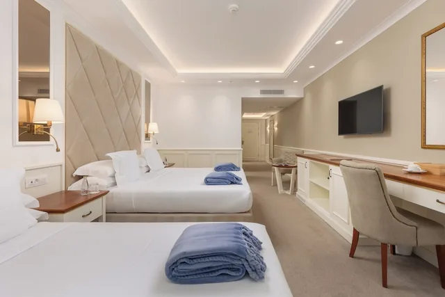 Kamelia, Deluxe, Triple, King Bed, Courtyard View، Heritage Grand Perast Hotel 3/3