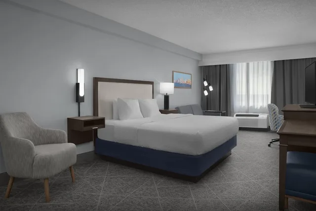 غرفة قياسية بسرير كينج مع أريكة لذوي الإعاقة، Hampton Inn Fort Lauderdale/Downtown Las Olas 4/10