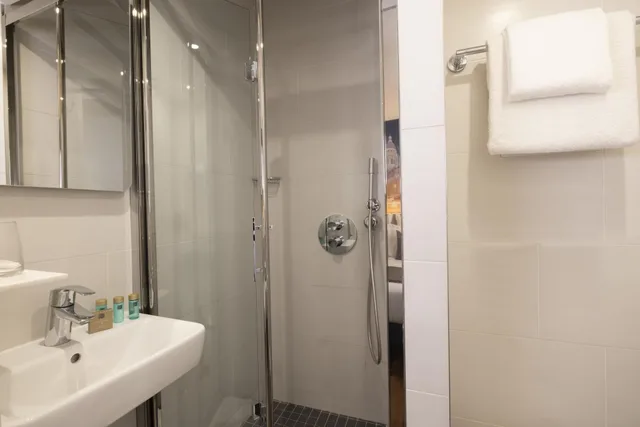 3 Bedrooms, Connecting, Family, 3 Queen Beds, Hotel Theoreme 6/8