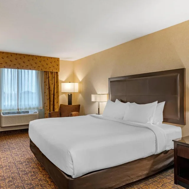 غرفة بسرير كينج بحوض استحمام لذوي الإعاقة، Lloyd Hotel Astoria Bayfront, Ascend Hotel Collection, OR 3/10