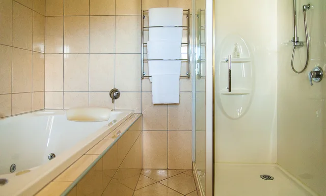 شقة تنفيذية بسريرين منفصلين وسريرين كينج بغرفتي نوم، Coleraine Motel 5/6