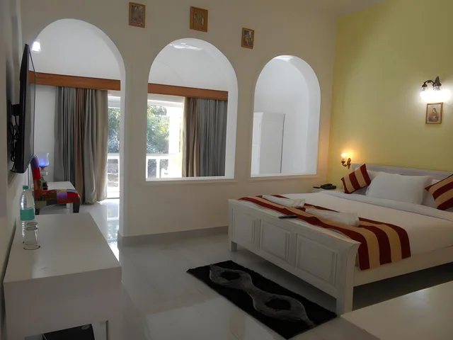 غرفة تنفيذية بسريرين مزدوجين وسرير كينج، Hotel Isabel Palace 1/4
